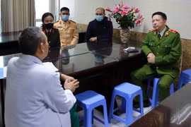 Trao Quỹ phòng, chống tội phạm của thành phố Hà Nội trợ cấp chiến sỹ Công an bị thương trong khi làm nhiệm vụ