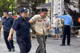 Khống chế đối tượng vô cớ dùng hung khí đánh người đi đường