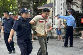 Khống chế đối tượng vô cớ dùng hung khí đánh người đi đường