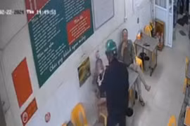 Nghi vấn ghen tuông, người đàn ông bị đổ xăng đốt giữa quán bia