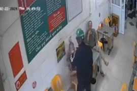 Nghi vấn ghen tuông, người đàn ông bị đổ xăng đốt giữa quán bia