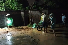 Công an xã huy động tối đa lực lượng cùng trang thiết bị sẵn sàng xuyên đêm hộ đê