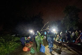 Lực lượng Công an huyện Gia Lâm xuyên đêm cứu trợ các vùng dân cư bị nước sông đe dọa