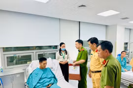 Ban Giám đốc Công an Hà Nội thăm, động viên chiến sĩ CSGT bị thương trong khi làm nhiệm vụ