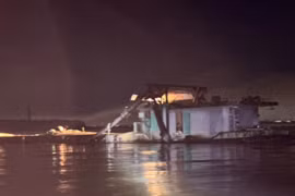 Tám đối tượng, 2 tỷ đồng và 1 khẩu súng trong vụ bắt 'cát tặc' trên sông Hồng