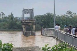 Phú Thọ: Bàng hoàng nước lũ cuốn sập 1 nhịp cầu Phong Châu