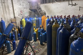 Đột kích kho chứa 'khí cười' lớn tại ngõ Lạc Nghiệp