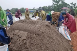 Lực lượng Công an kịp thời hỗ trợ người dân vùng ven đô Hà Nội chịu ảnh hưởng của bão số 2
