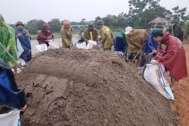 Lực lượng Công an kịp thời hỗ trợ người dân vùng ven đô Hà Nội chịu ảnh hưởng của bão số 2