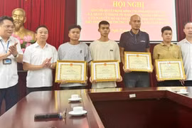 Khen thưởng 4 công dân cứu người trong vụ cháy ở Trung Kính