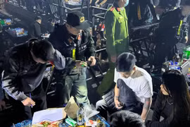 Công an Hà Nội đột kích, bắt quả tang hàng chục 'dân bay' tại bar Star 3 club
