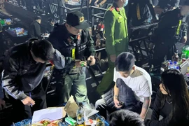 Công an Hà Nội đột kích, bắt quả tang hàng chục 'dân bay' tại bar Star 3 club