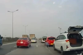 Chỉ huy đội CSGT số 14 nói về sự cố nhiều xe ô tô bị rách lốp trên cầu Thanh Trì