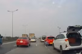 Chỉ huy đội CSGT số 14 nói về sự cố nhiều xe ô tô bị rách lốp trên cầu Thanh Trì