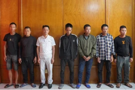 Đột kích ổ khai thác cát trái phép ngay cửa sông Đá Bạc