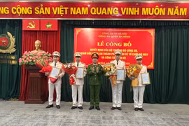 Công bố quyết định sáp nhập Công an phường Nguyễn Trung Trực vào Công an phường Trúc Bạch
