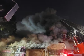 Hơn 2 tiếng đồng hồ khống chế, dập tắt đám cháy quán bar đang sửa trên phố Phó Đức Chính