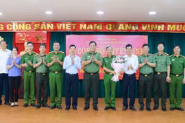 Công bố quyết định nghỉ chờ hưu trí đối với đồng chí Trưởng Công an huyện Quốc Oai