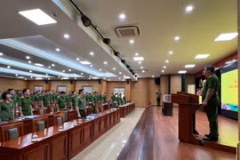 Nghĩa tình của Công an quận Hoàng Mai với đồng bào bị thiệt hại do bão lũ