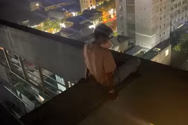 Thượng úy Công an dũng cảm cứu cản nam thanh niên định nhảy từ tầng 9 Bệnh viện