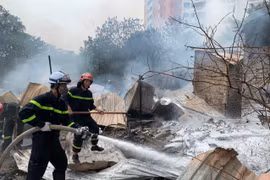 Khẩn trương dập tắt đám cháy lán tạm trên địa bàn phường Trung Văn