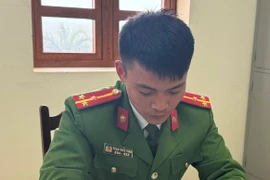 Chiến sỹ Công an kịp thời giúp đỡ người bị tai nạn giao thông