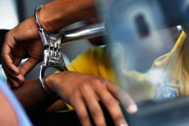 Bắt giữ kẻ gài bẫy, xâm hại bạn gái ở khu đất trống