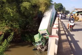 Xe đầu kéo mất lái rơi xuống sông