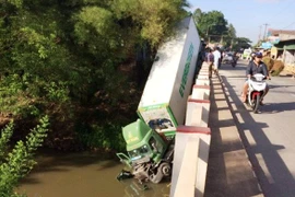 Xe đầu kéo mất lái rơi xuống sông