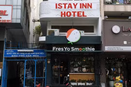 Rơi từ tầng 5 khách sạn, người đàn ông ngoại quốc nát đôi chân