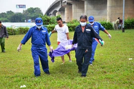 Đi câu cá tá hỏa phát hiện thi thể người đàn ông trôi sông