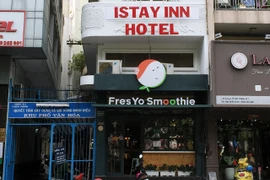 Rơi từ tầng 5 khách sạn, người đàn ông ngoại quốc nát đôi chân