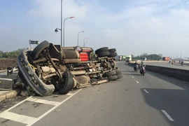 2 vụ xe container lật nhào xảy ra liên tiếp khi ôm cua gấp