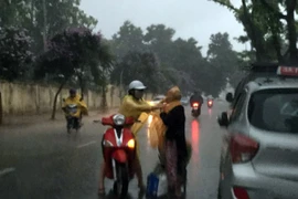 Cô gái đi chiếc Liberty đỏ "gây bão" mạng xã hội ngày mưa giông