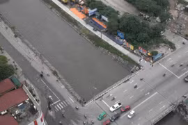 Sông Tô Lịch bất ngờ đảo dòng chảy ngược, khiến dân Hà Nội ngỡ ngàng