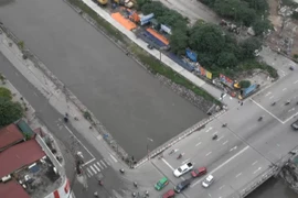 Sông Tô Lịch bất ngờ đảo dòng chảy ngược, khiến dân Hà Nội ngỡ ngàng