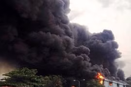 Vụ cháy ở công ty đệm Vạn Thành: Khói đen phủ kín bầu trời Củ Chi