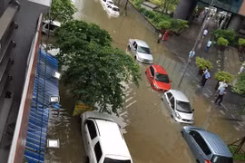 Hà Nội: Hàng loạt "xế hộp" bị nhấn chìm trong biển nước, giao thông bị ùn tắc cục bộ