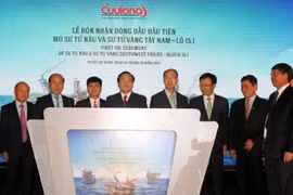 Đón dòng dầu đầu tiên từ mỏ Sư Tử Nâu trên biển