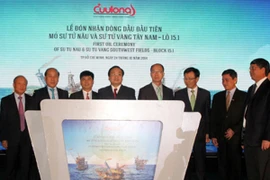 Đón dòng dầu đầu tiên từ mỏ Sư Tử Nâu trên biển