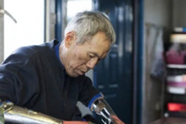 Người đàn ông tự chế tay giả 