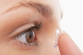 Lý do đeo kính áp tròng dễ nhiễm trùng mắt