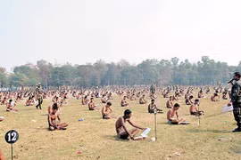 Thí sinh Ấn Độ trần như nhộng ngồi thi