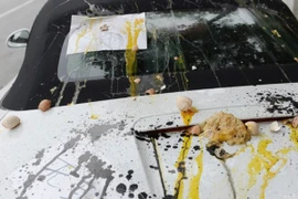 Dùng Porsche chặn lối vào, dính trứng và sơn