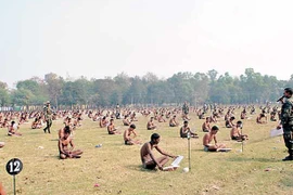 Thí sinh Ấn Độ trần như nhộng ngồi thi