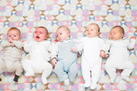 150 tình nguyện viên chăm sóc em bé trong ca sinh 5