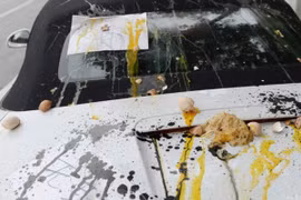 Dùng Porsche chặn lối vào, dính trứng và sơn