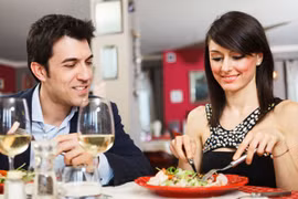 Không nói chuyện khi ăn sẽ ăn ít hơn