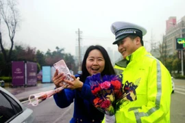 Món quà bất ngờ của cảnh sát giao thông 