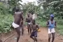 Điệu nhảy độc đáo của "nhóm núi rừng"